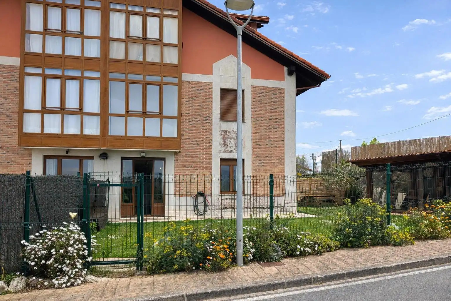 Vista exterior de Pis en venda en Udías amb Calefacció, Jardí privat i Piscina comunitària