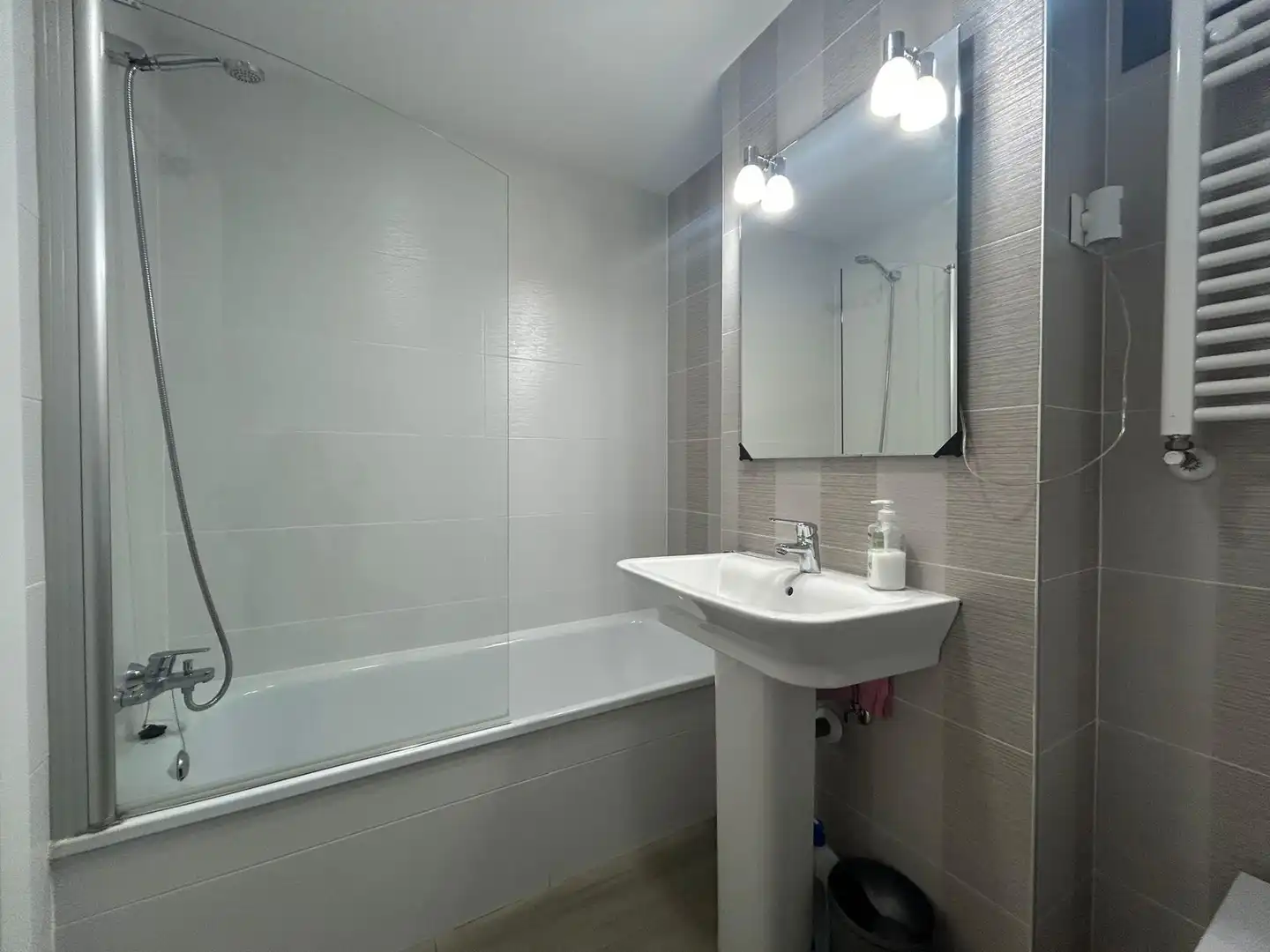 Bany de Apartament de lloguer en Madrid amb Calefacció, Jardí privat i Terrassa