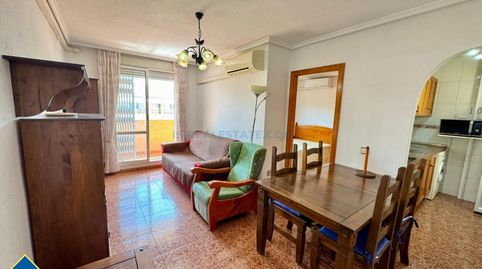 Ático con piscina comunitaria, en la provincia de Alicante, en la ciudad de Torrevieja. 2 habitaciones | 60 m² | 800 metros del ma