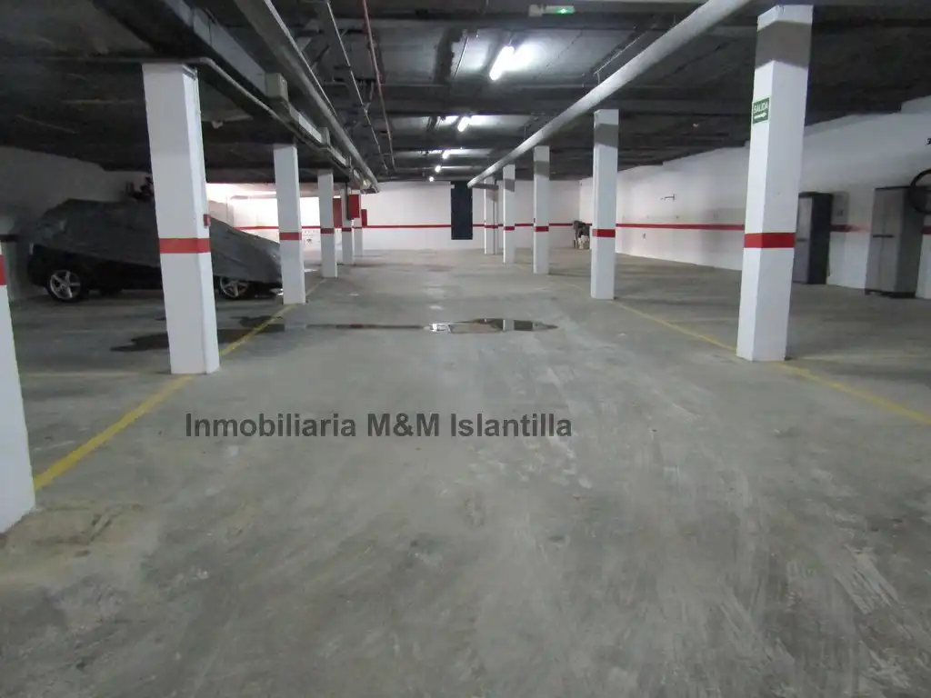 Parking de Casa adosada en venta en Islantilla con Terraza, Trastero y Amueblado
