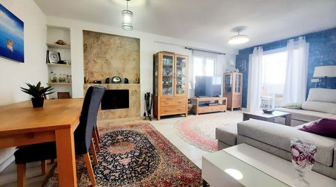 Ubicación estupenda, apartamento en la última planta con ascensor, vistas laterales al mar y dos dormitorios, dos baños, el matrim