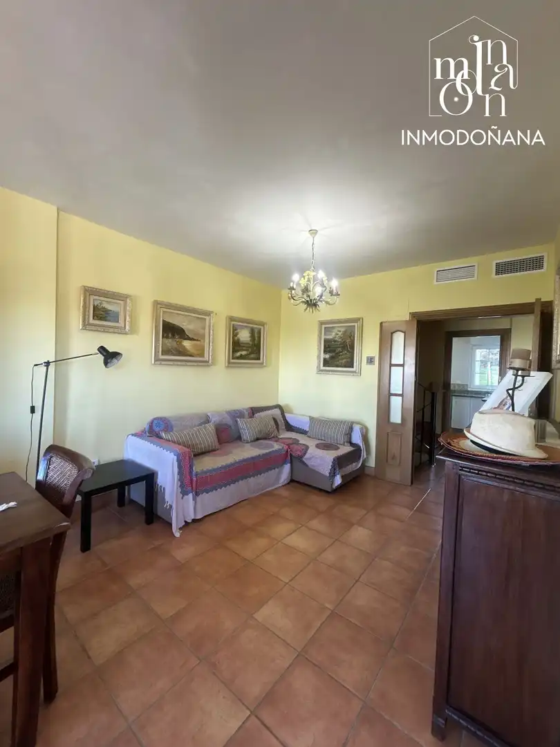 Wohnzimmer von Einfamilien-Reihenhaus zum Verkauf in Almonte mit Klimaanlage, Heizung und Terrasse