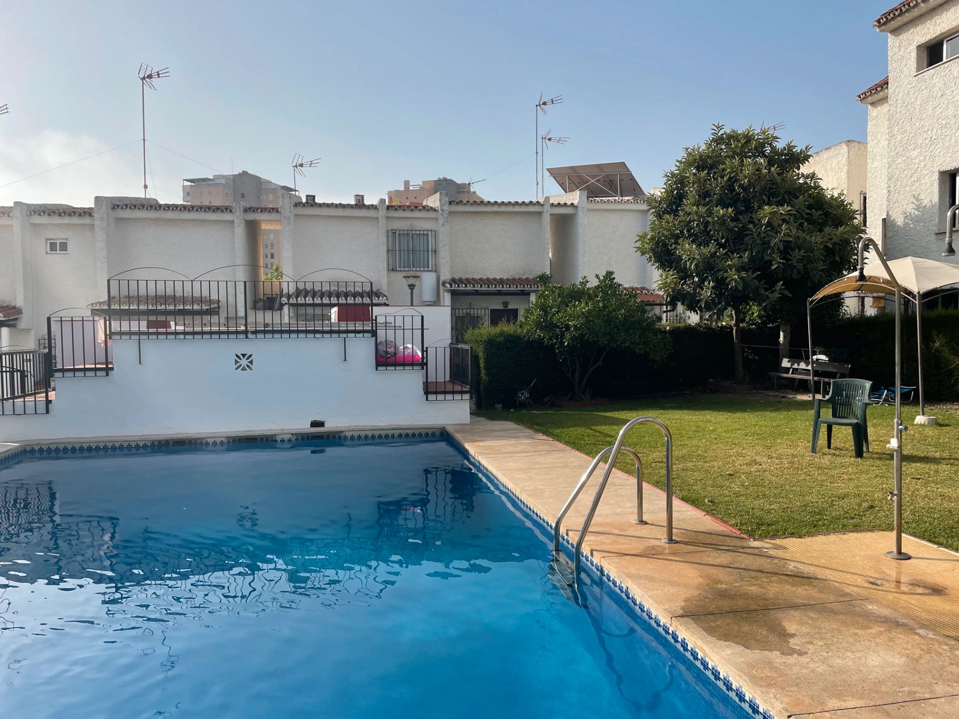 Piscina de Casa adosada en venda en Torremolinos amb Aire condicionat, Terrassa i Moblat