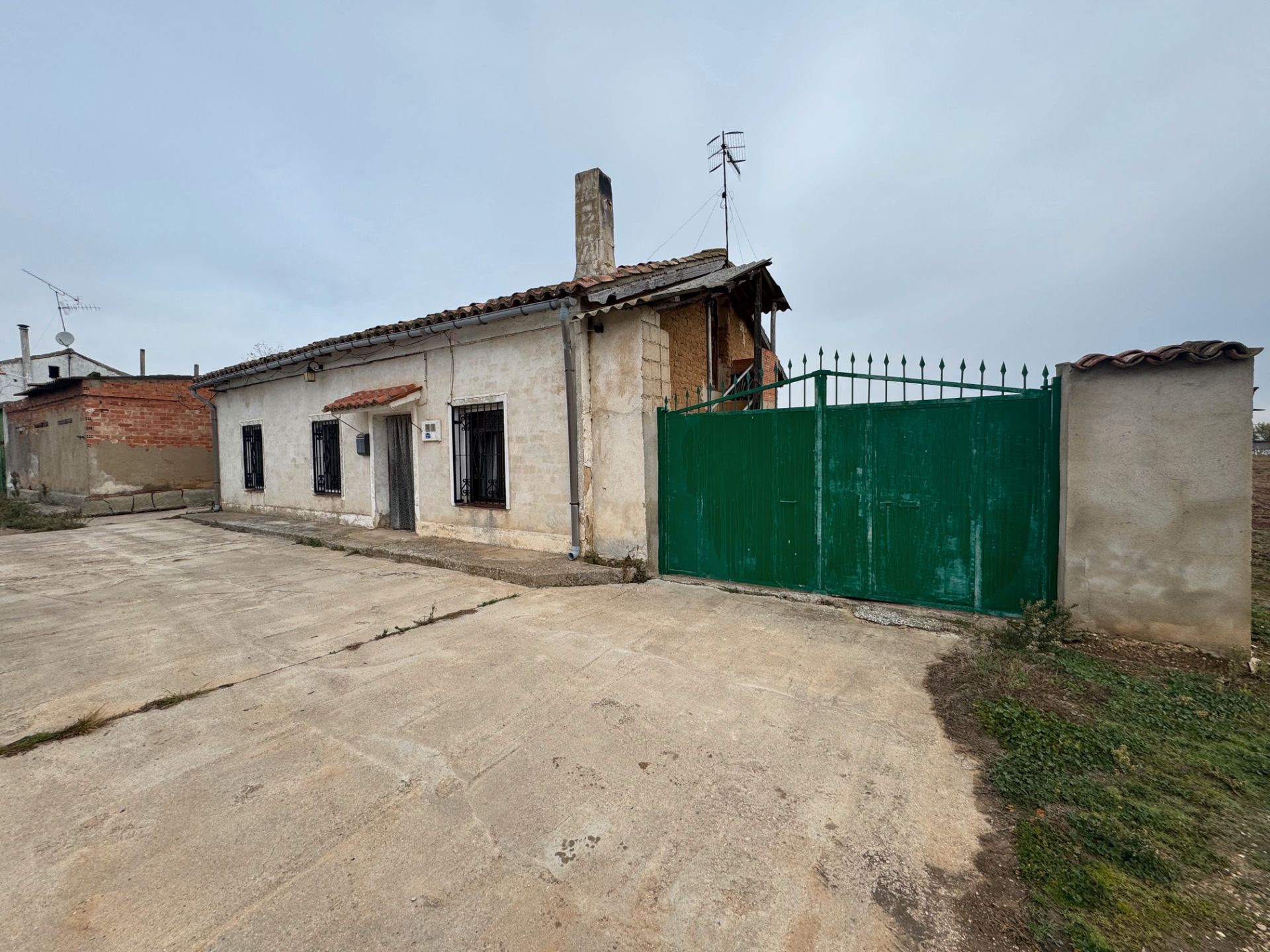 Exterior view of Country house for sale in Cubillas de Santa Marta  with Heating, Private garden and Storage room