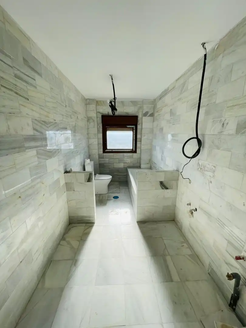 Baño de Casa adosada en venta en Navalperal de Pinares con Jardín privado, Terraza y Alarma