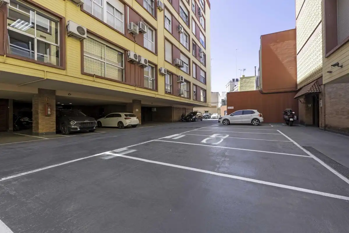 Parking de Piso en venta en Sevilla con Aire acondicionado y Calefacción