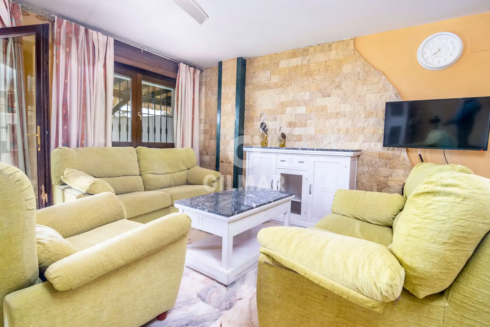 Außenansicht von Einfamilien-Reihenhaus zum Verkauf in Manilva mit Heizung, Privatgarten und Schwimmbad