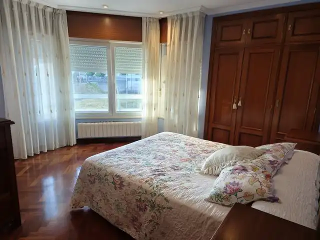 Schlafzimmer von Wohnung zur Miete in Ames mit Heizung, Möbliert und Ofen