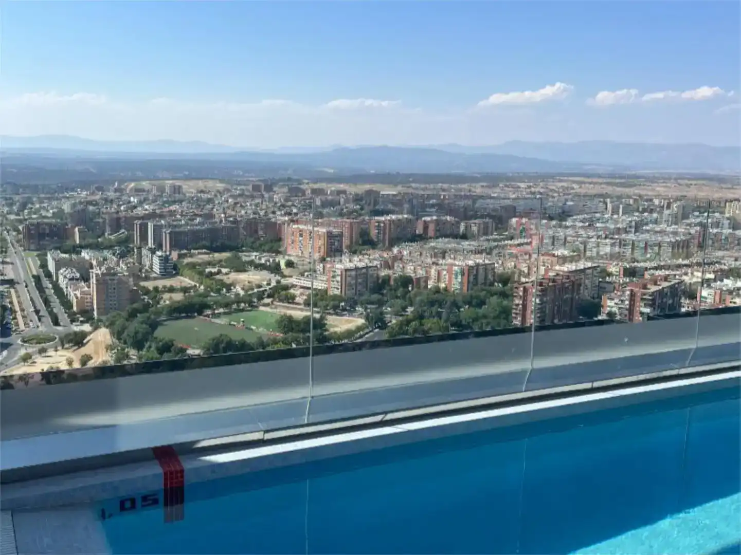 Piscina de Pis de lloguer en Madrid amb Aire condicionat, Jardí privat i Traster