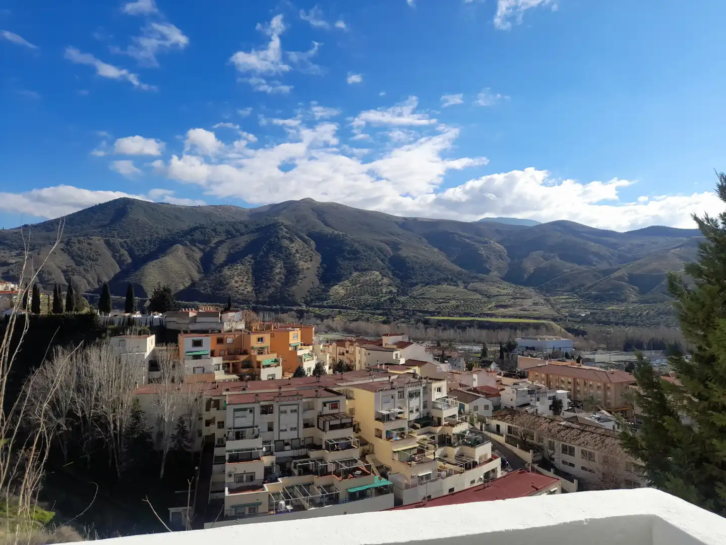 Vista exterior de Piso de alquiler en Cenes de la Vega con Amueblado, Lavadora y Balcón
