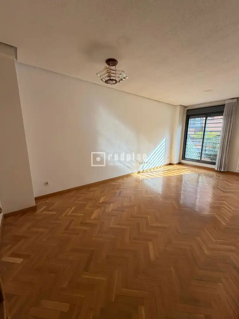 Bedroom of Flat for sale in Madrid  with Heating, Private garden and Parquet flooring