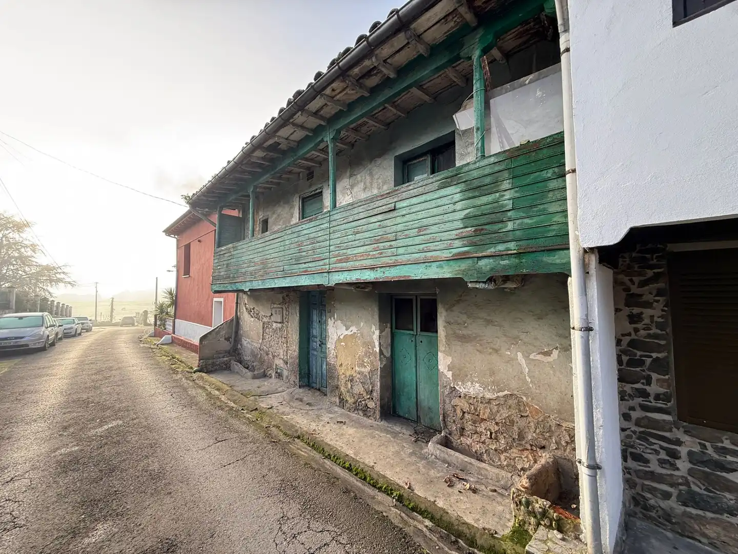 Vista exterior de Casa adosada en venda en Oviedo  amb Jardí privat i Balcó