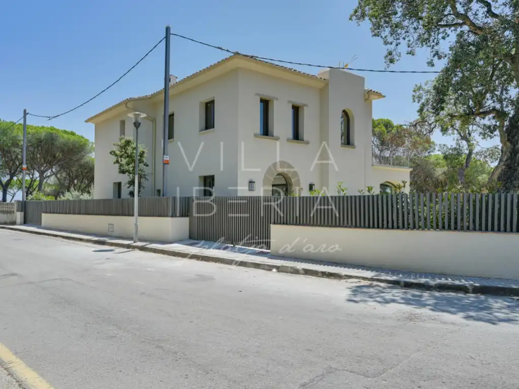 Vista exterior de Casa o xalet en venda en Castell d'Aro, Platja d'Aro i s'Agaró amb Aire condicionat, Calefacció i Jardí privat