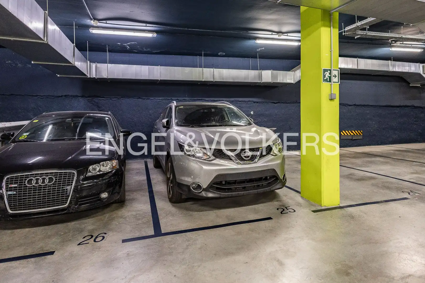 Aparcament de Àtic en venda en L'Hospitalet de Llobregat amb Aire condicionat, Calefacció i Parquet