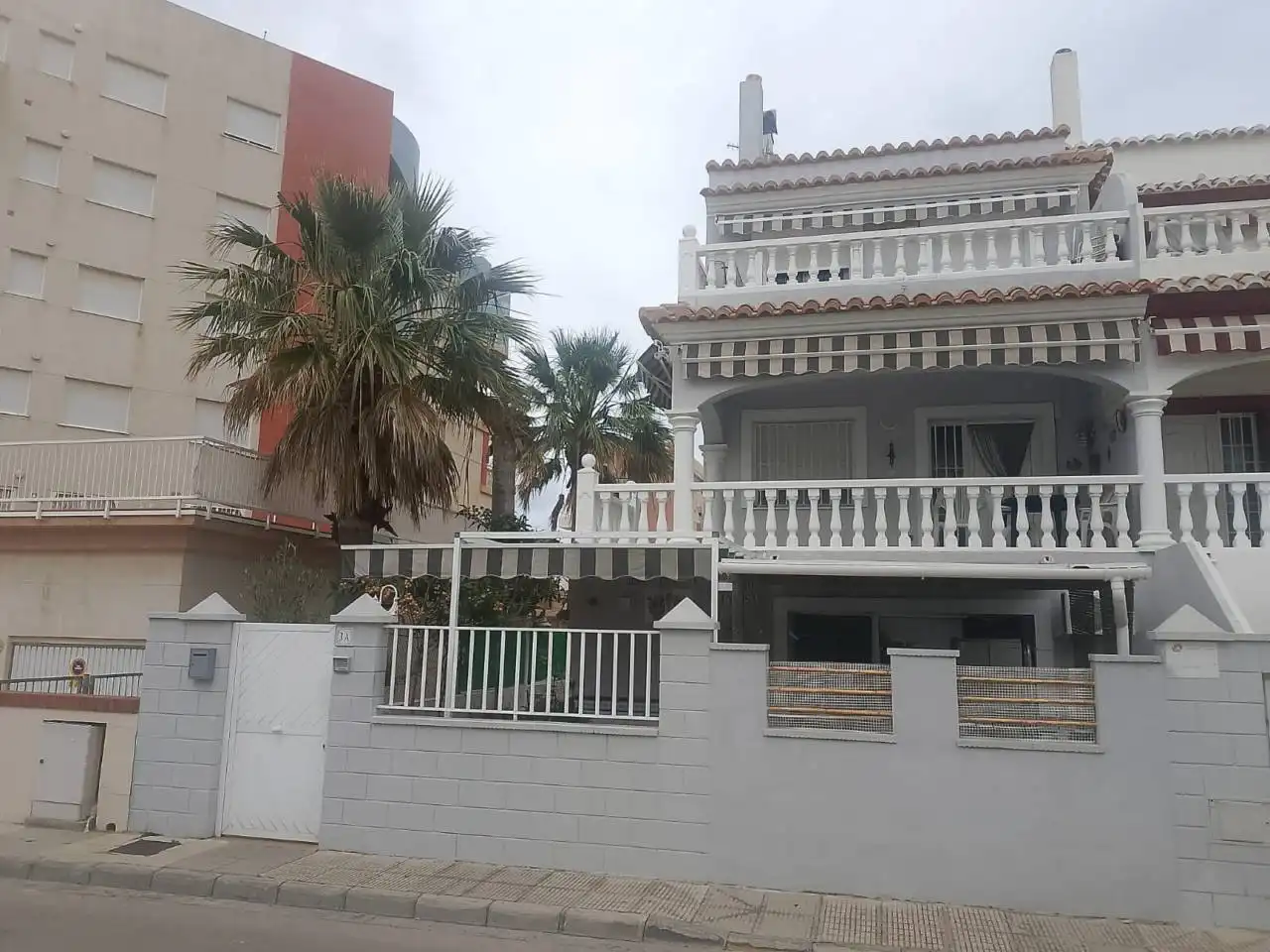 Vista exterior de Casa adosada en venda en Oliva amb Aire condicionat, Calefacció i Jardí privat