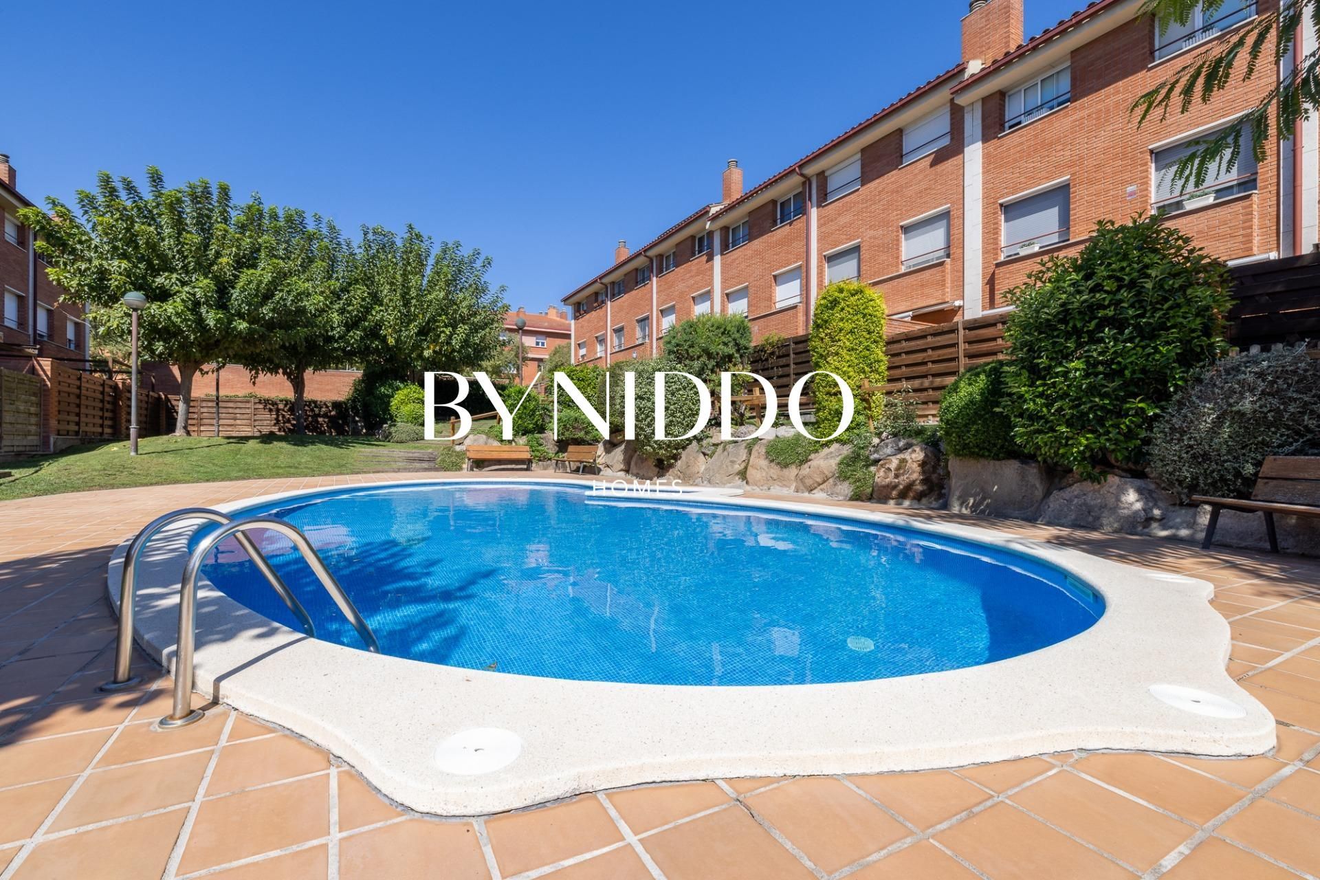 Piscina de Casa adosada en venda en Sant Cugat del Vallès amb Aire condicionat, Calefacció i Jardí privat