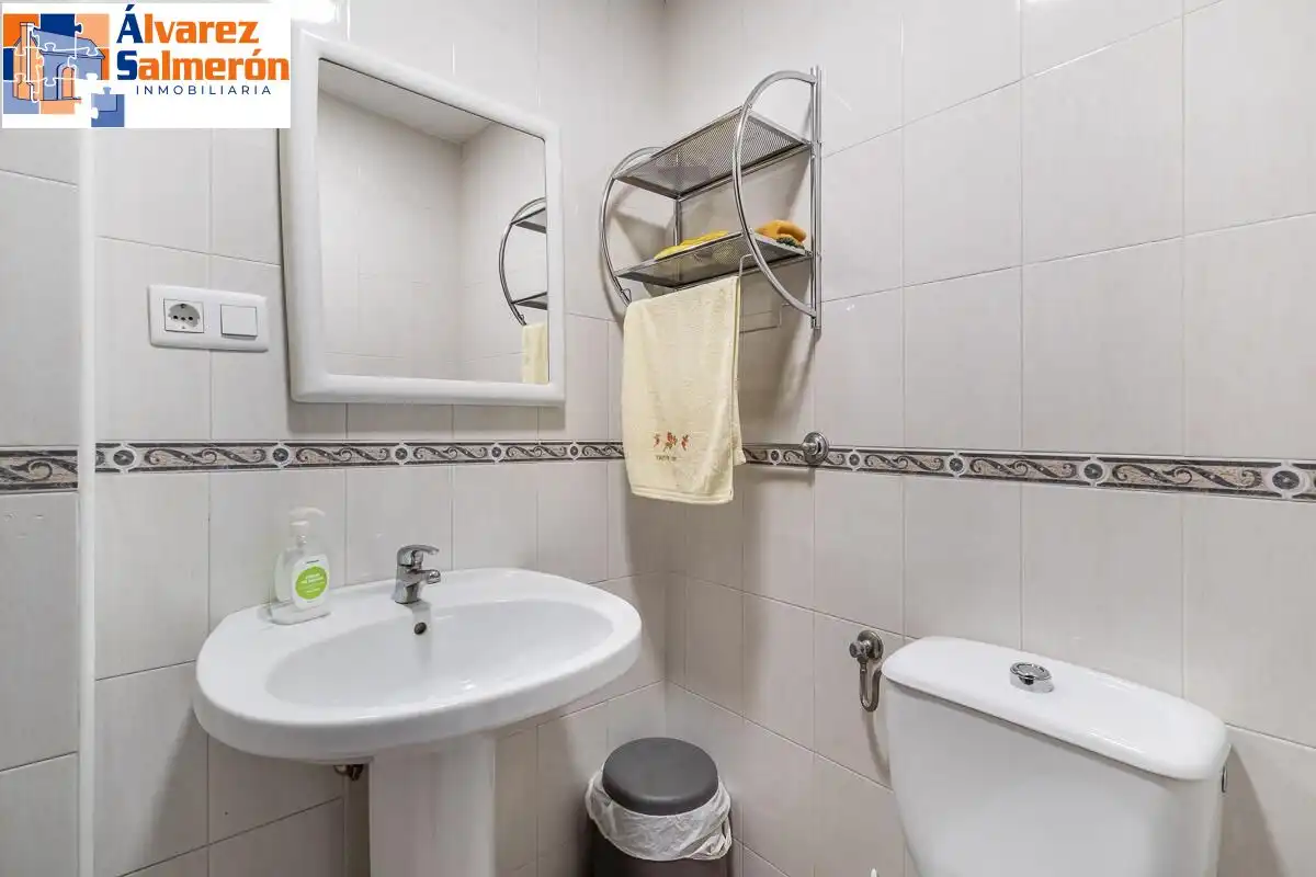 Bathroom of Flat for sale in Granada  with Heating and Storage room