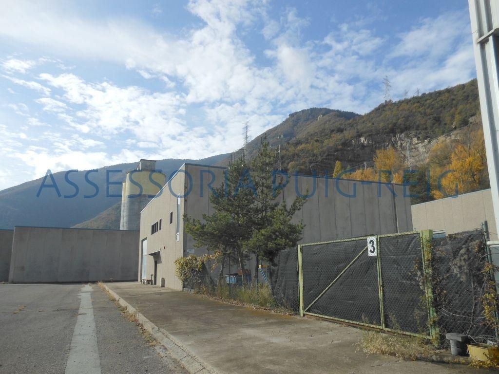 Vista exterior de Nau industrial en venda en Cercs