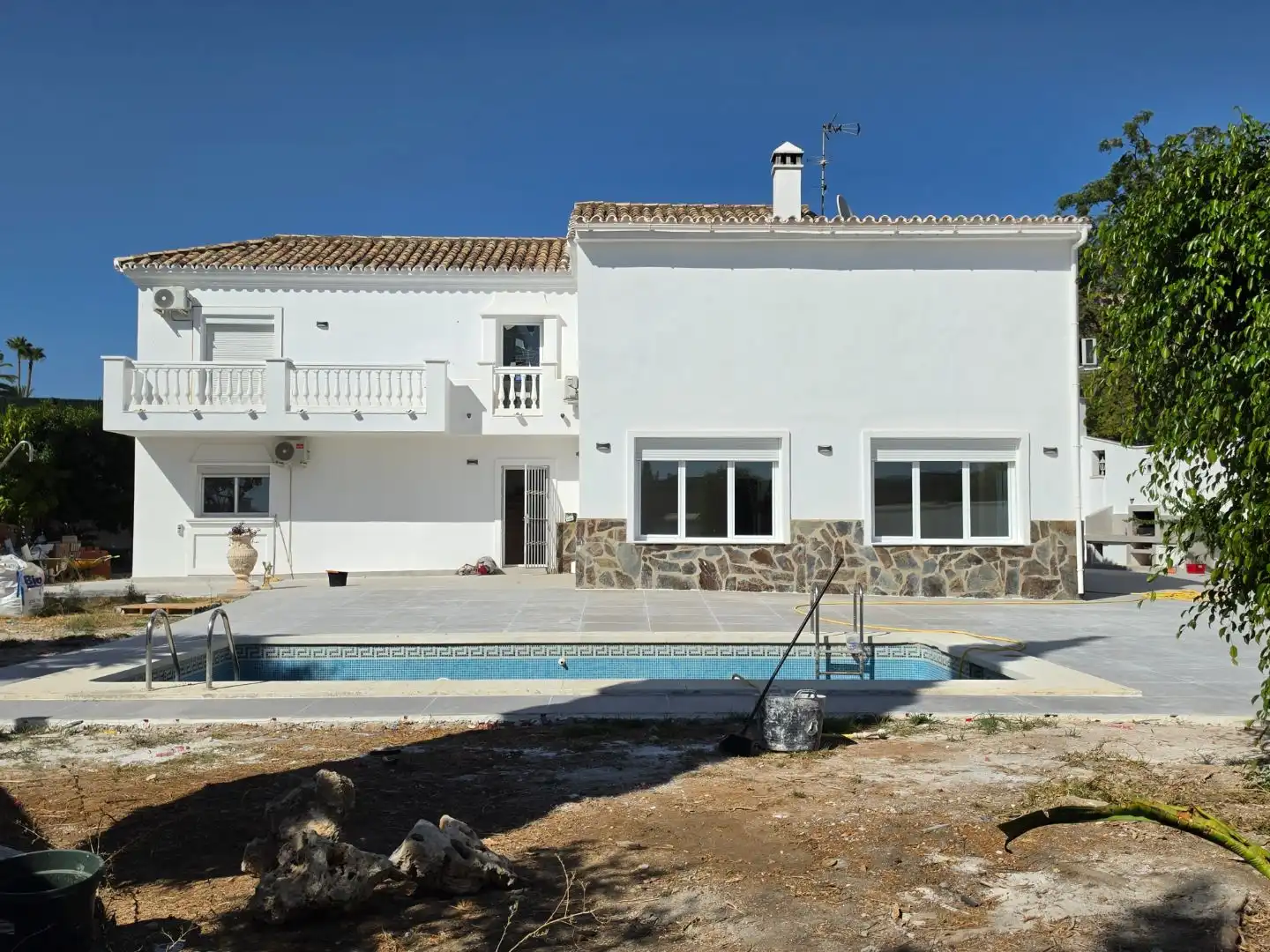 Vista exterior de Casa o xalet de lloguer en Marbella amb Jardí privat, Terrassa i Piscina