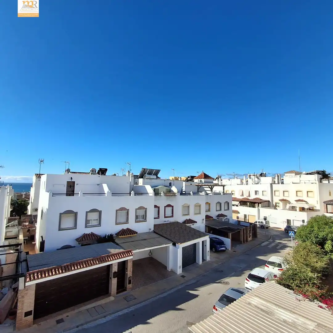 Vista exterior de Casa adosada en venda en Estepona amb Jardí privat