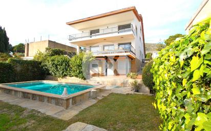 Vista exterior de Casa o xalet en venda en Castelldefels amb Jardí privat i Piscina