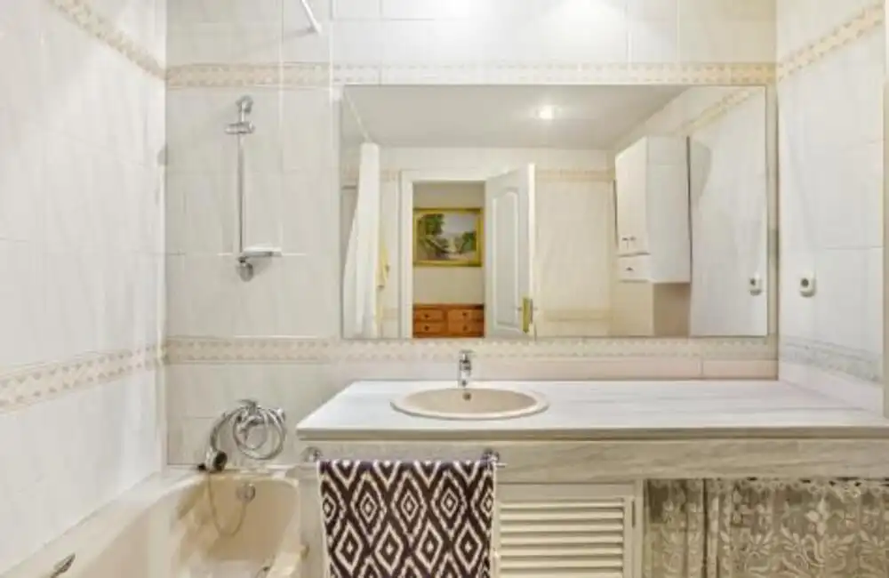 Baño de Apartamento en venta en Marbella con Aire acondicionado, Terraza y Piscina