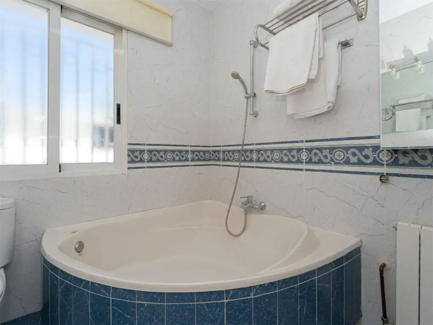 Bany de Pis en venda en La Nucia amb Aire condicionat, Jardí privat i Piscina