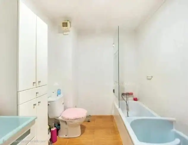 Bany de Pis en venda en Riba-roja de Túria amb Aire condicionat, Terrassa i Moblat