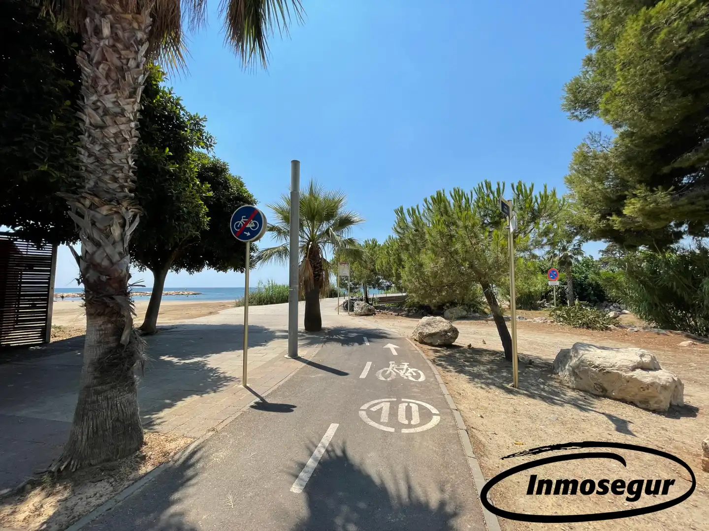 Vista exterior de Casa adosada en venda en Cambrils amb Aire condicionat, Calefacció i Jardí privat