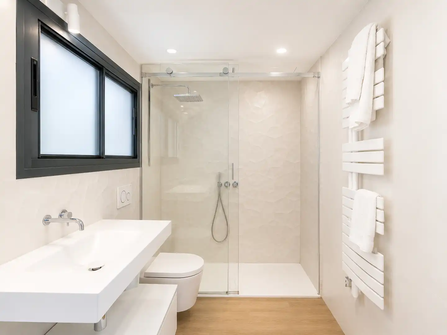 Badezimmer von Wohnungen zum Verkauf in Begur mit Klimaanlage, Heizung und Terrasse