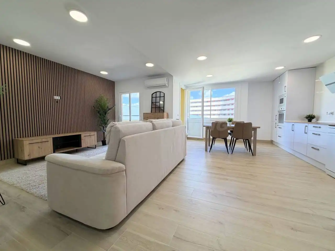 Sala de estar de Piso de alquiler en La Línea de la Concepción con Aire acondicionado, Terraza y Amueblado