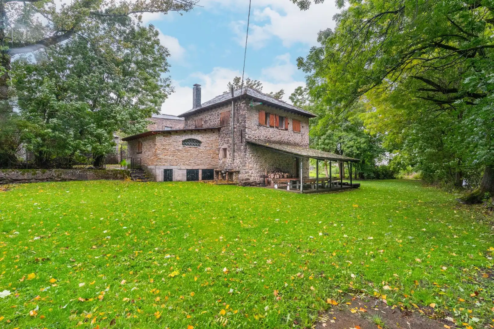 Vista exterior de Casa o chalet en venta en Cabrillanes con Calefacción, Jardín privado y Terraza