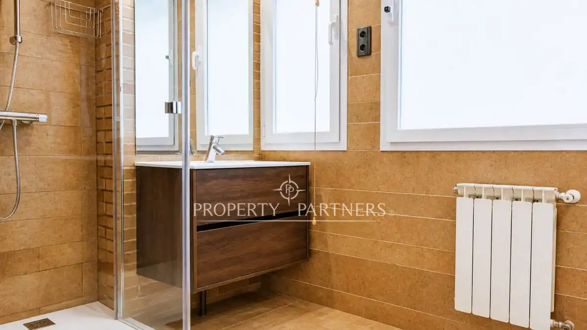 Baño de Casa adosada en venta en Madrid con Aire acondicionado, Calefacción y Jardín privado