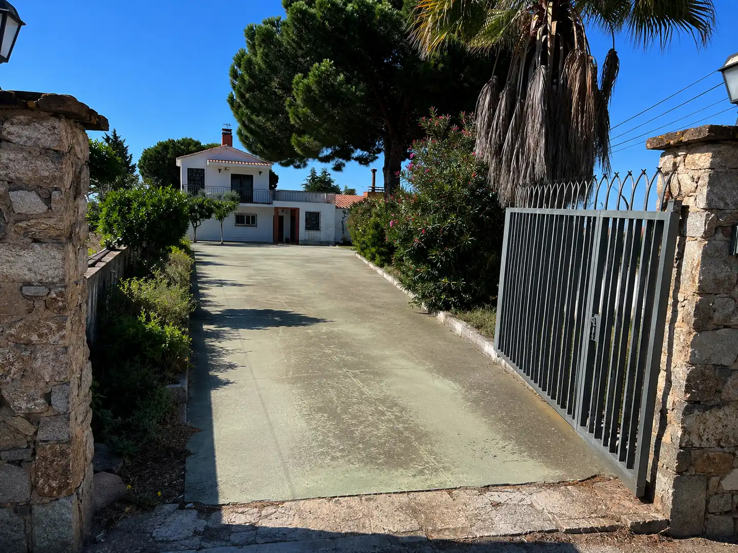 Vista exterior de Casa o xalet en venda en Mataró amb Aire condicionat, Jardí privat i Terrassa
