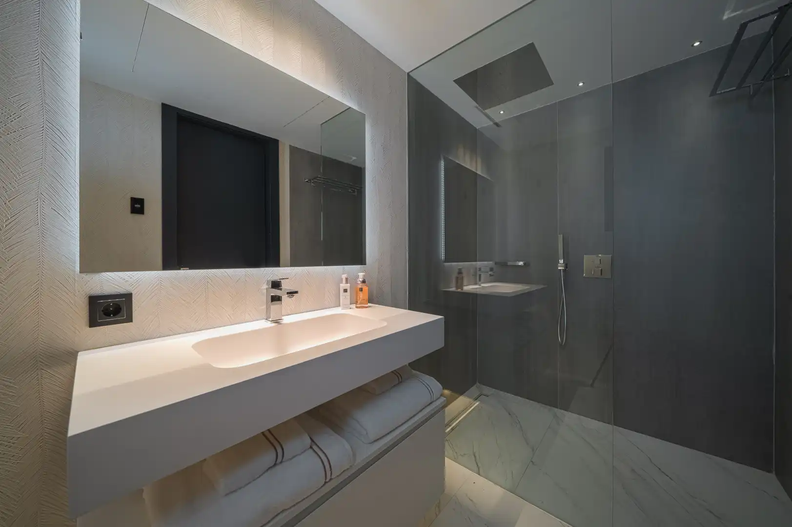 Bathroom of Apartments for rent in Marbella  with Air Conditioner, Terrace and Furnished