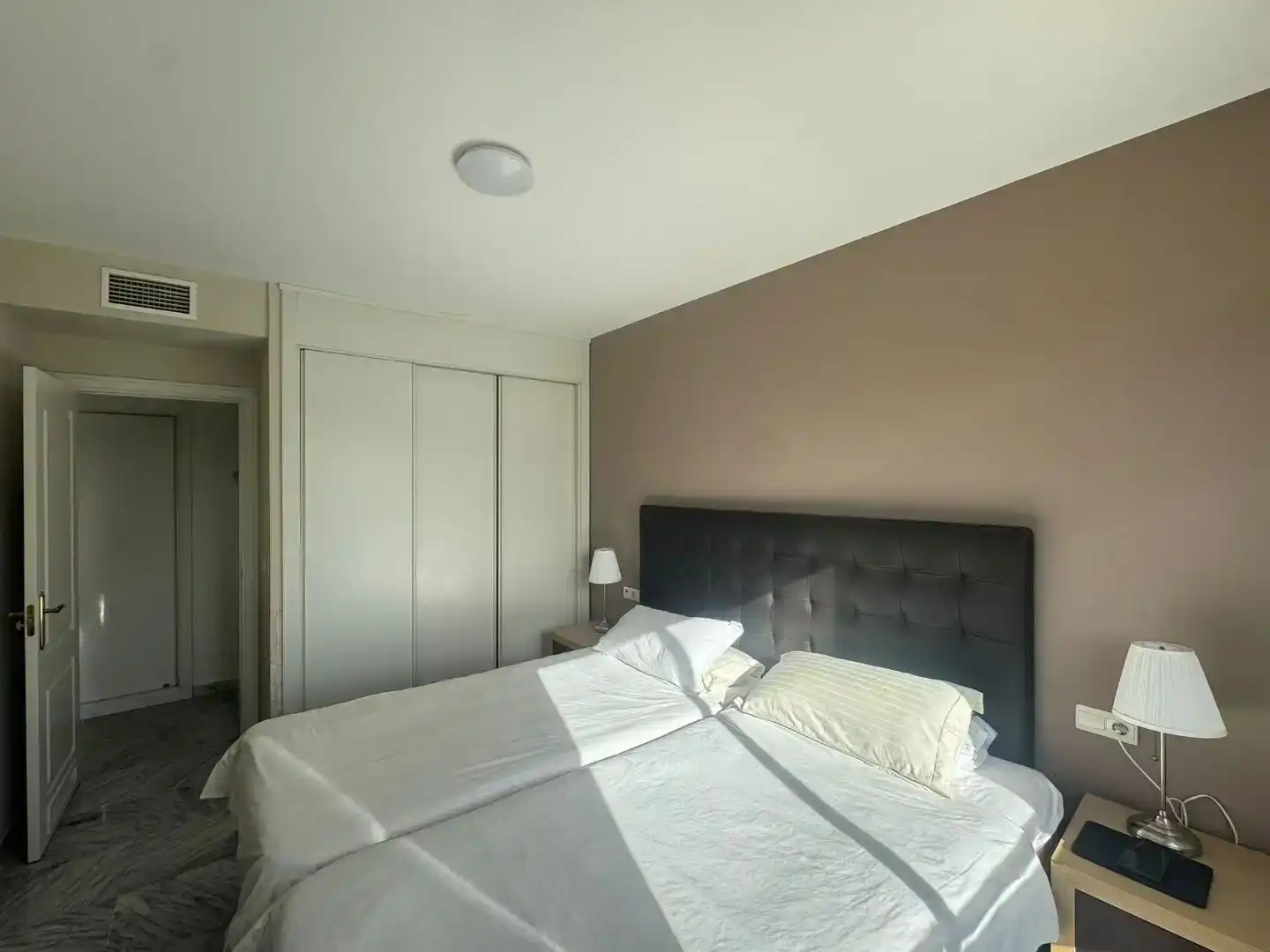 Schlafzimmer von Wohnungen zur Miete in Marbella mit Klimaanlage, Terrasse und Schwimmbad