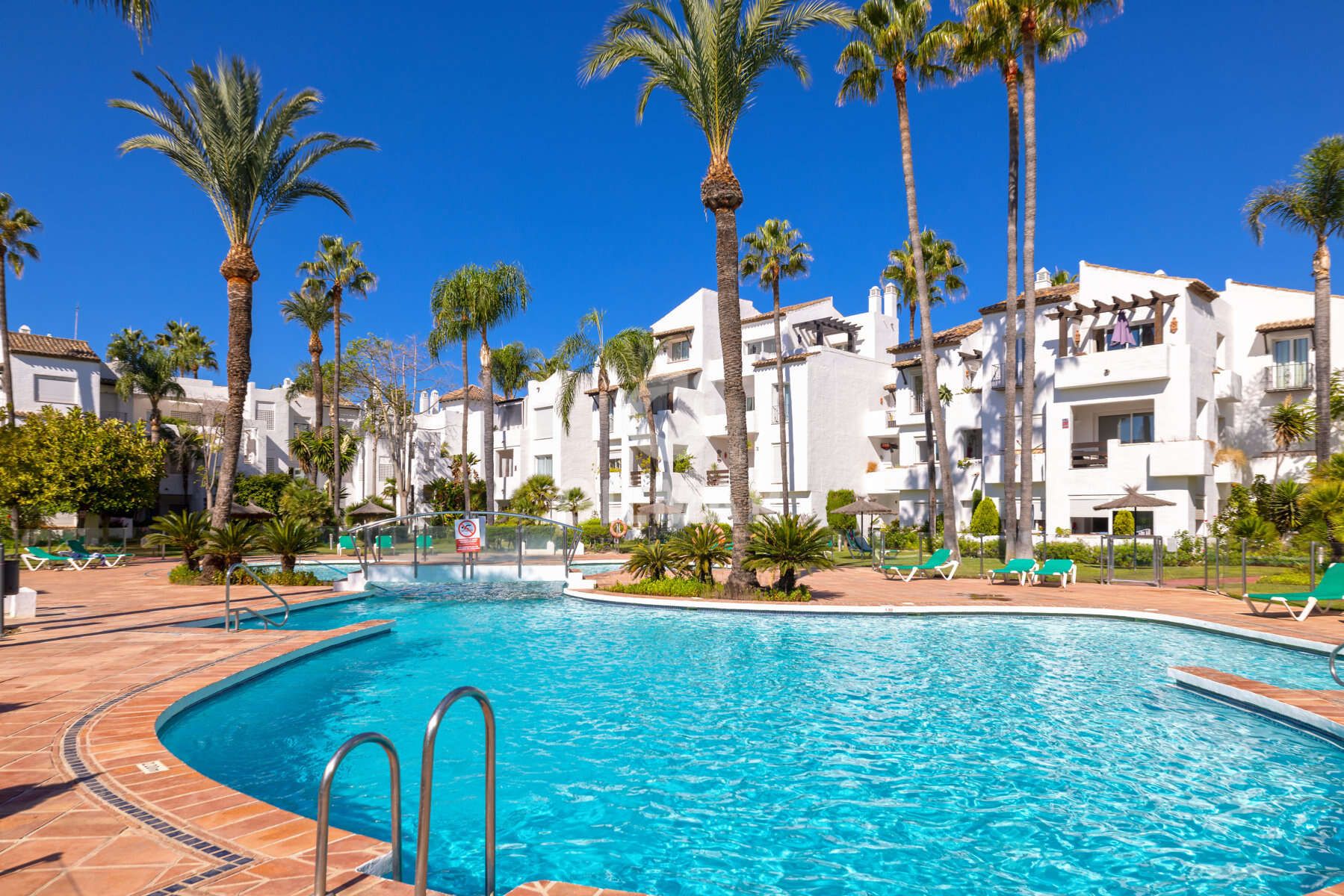 Vista exterior de Àtic en venda en Estepona amb Piscina i Balcó