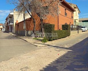 Vista exterior de Casa adosada en venda en Dosbarrios amb Aire condicionat i Calefacció