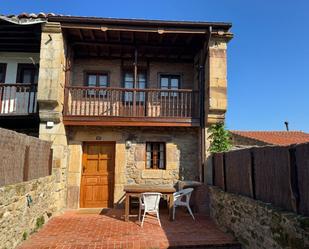 Vista exterior de Casa o xalet en venda en Comillas (Cantabria) amb Calefacció, Jardí privat i Terrassa