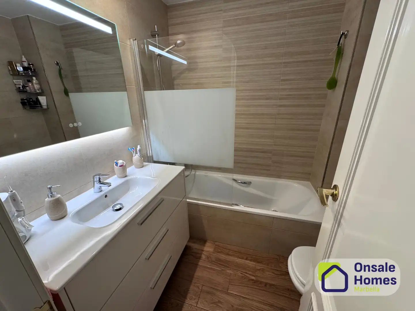 Baño de Piso en venta en Estepona con Aire acondicionado y Terraza