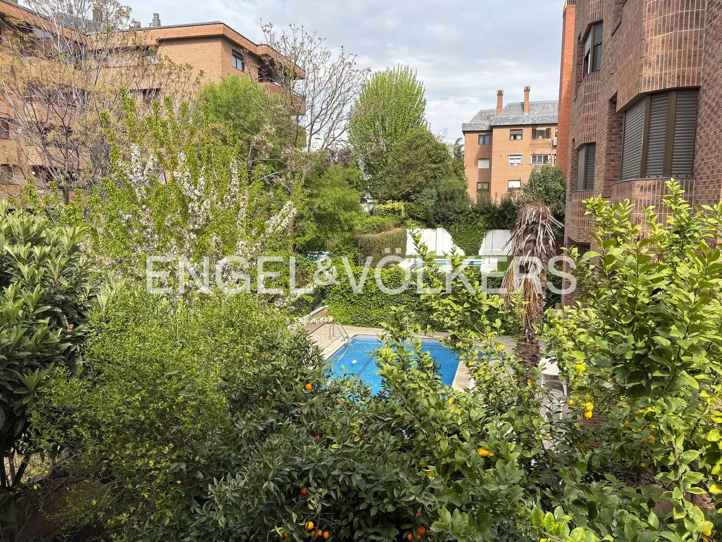 Piscina de Piso en venta en Madrid con Aire acondicionado, Calefacción y Jardín privado