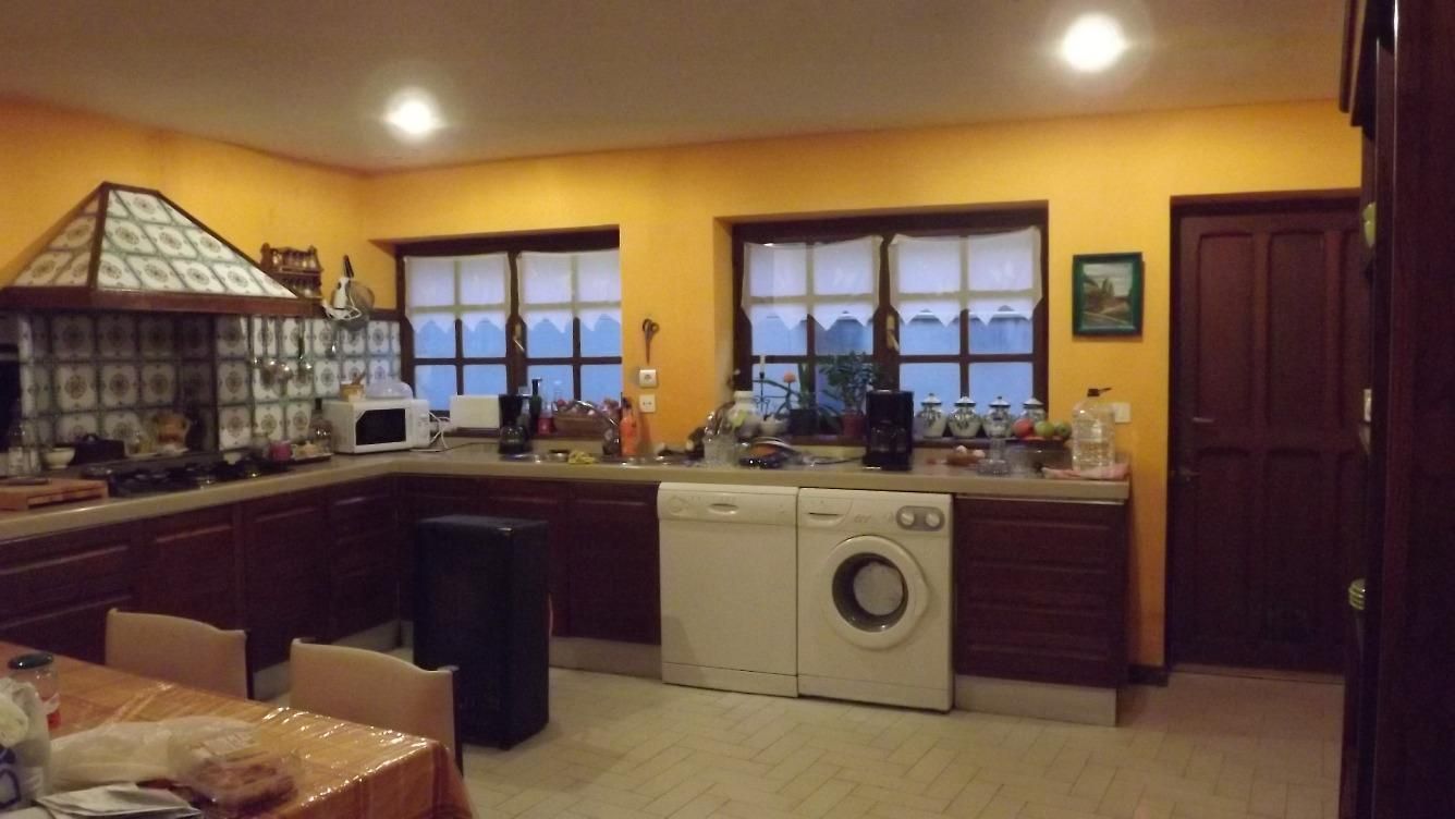 Cuina de Casa o xalet en venda en Monterrubio de Armuña amb Jardí privat, Terrassa i Traster