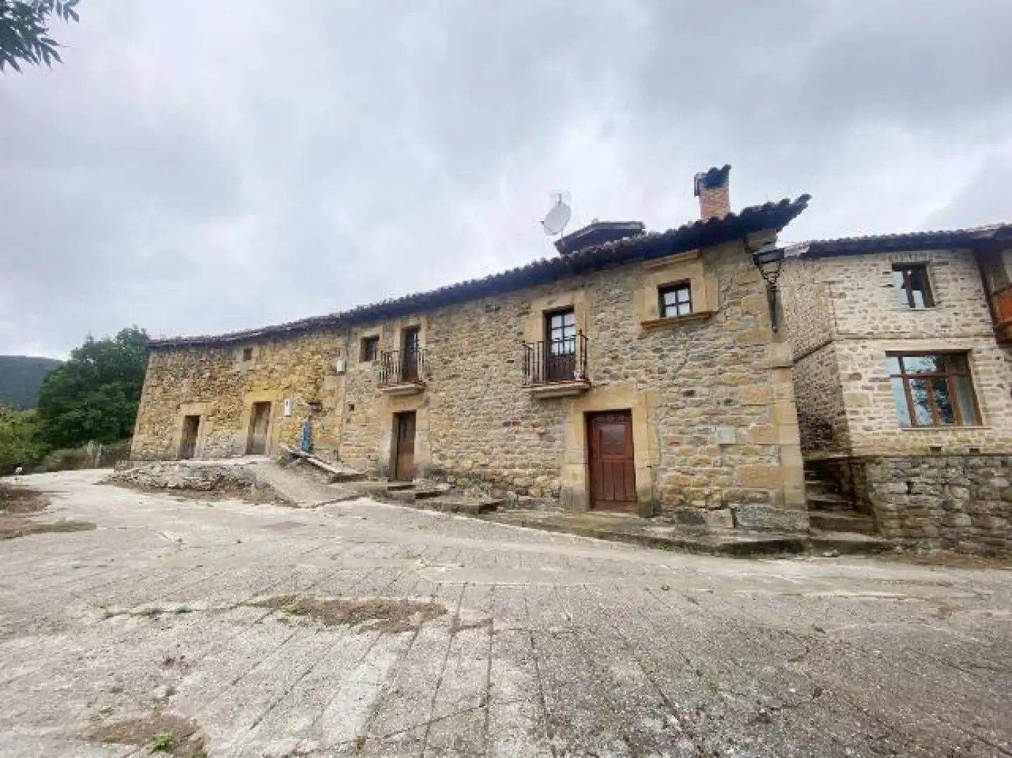 Vista exterior de Casa adosada en venda en Polaciones amb Calefacció, Jardí privat i Traster