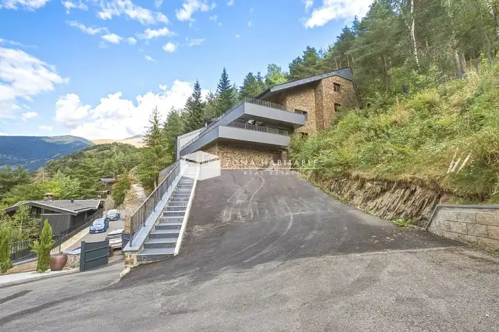 Casa aparellada amb jardí en venda a L'Aldosa - Anyós