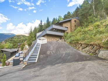 Casa aparellada amb jardí en venda a L'Aldosa - Anyós