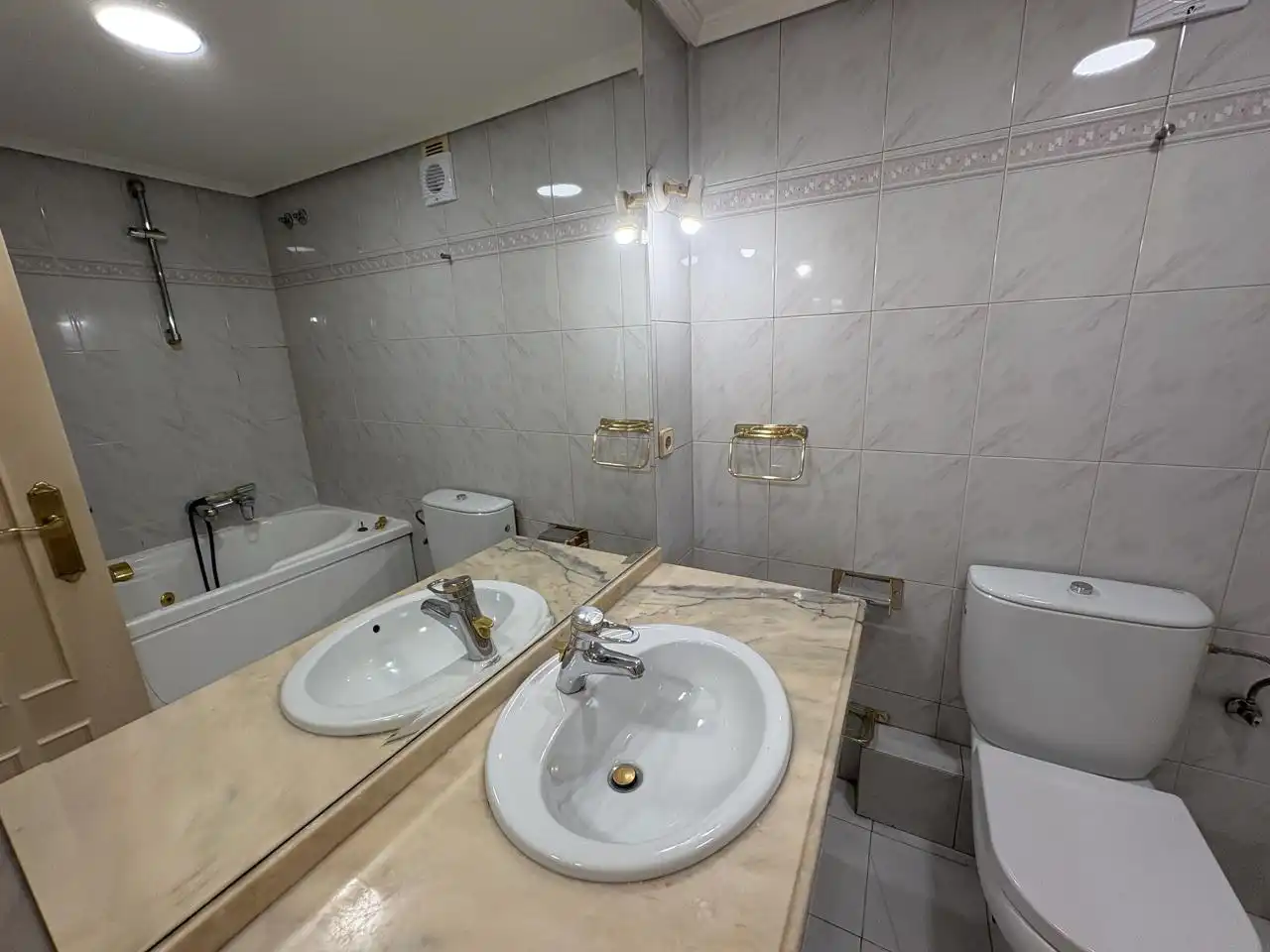 Badezimmer von Maisonette zum Verkauf in Madrid mit Heizung und Parkett