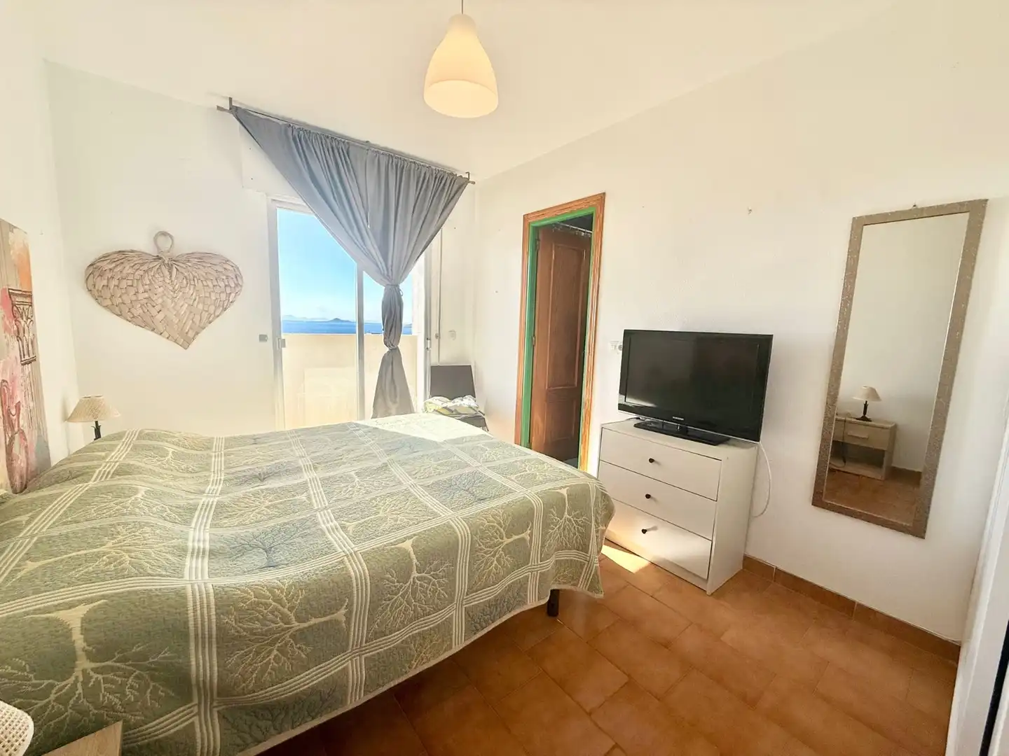 Dormitori de Apartament de lloguer en La Manga del Mar Menor amb Calefacció, Terrassa i Piscina