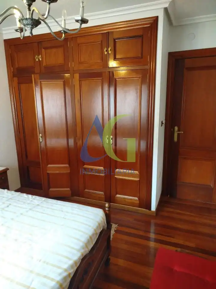 Dormitori de Pis en venda en León Capital  amb Calefacció, Parquet i Terrassa