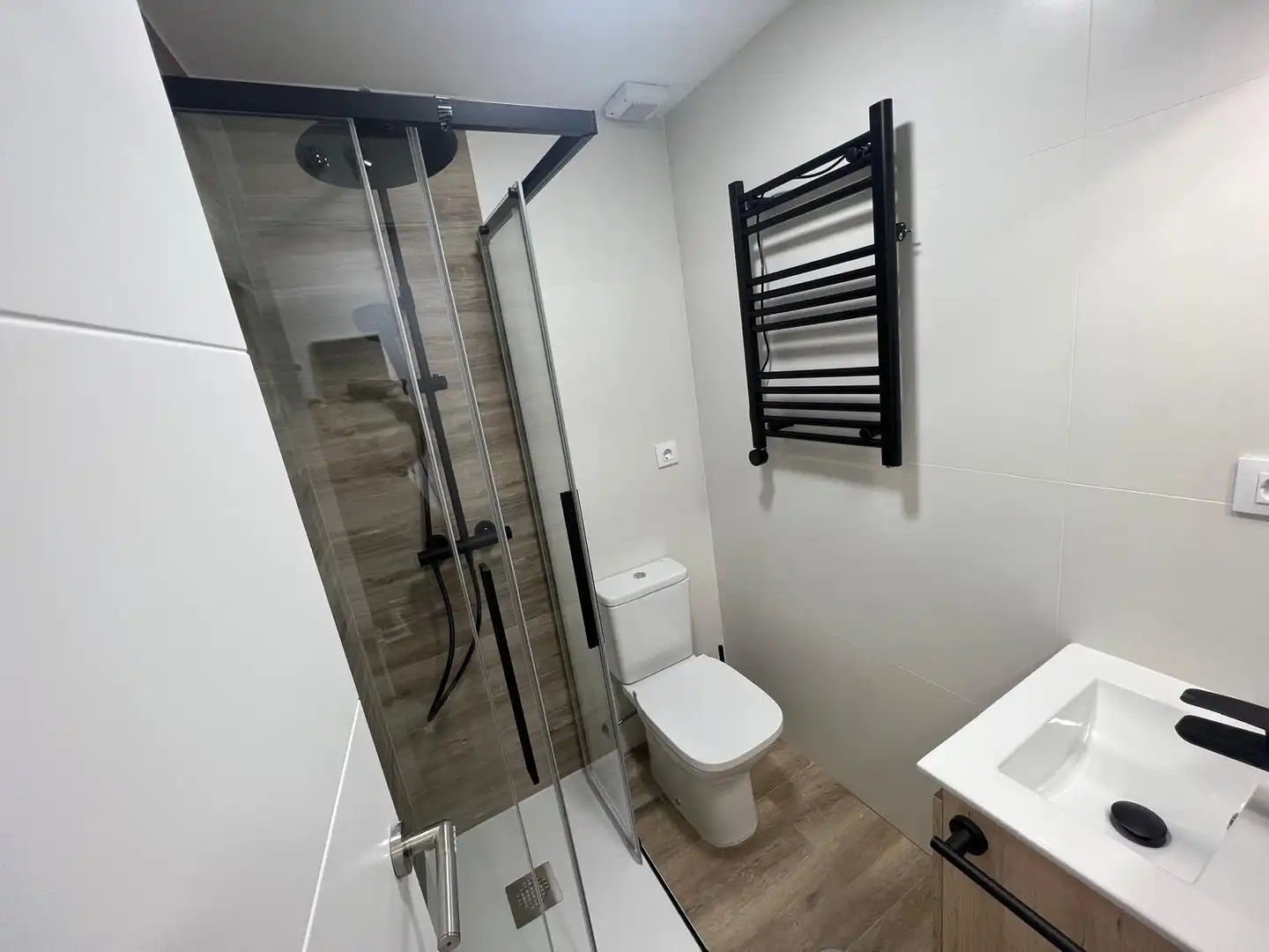 Bathroom of Flat for share in Illescas  with Air Conditioner, Heating and Furnished