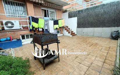 Vista exterior de Casa adosada en venda en Seseña amb Aire condicionat, Jardí privat i Terrassa